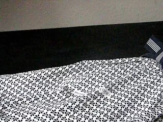 Otthon egyedül magyarul beszélő pornófilmek és unatkozva