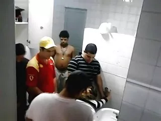 Gyönyörű nő veszi a legnagyobb csokoládét porno film magyarul az interjún